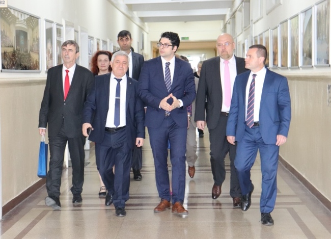 Областна администрация Русе: Преподавателите от „Финансова математика“ с грамота на областния управител, Станев с кристален приз за подкрепа на специалността 