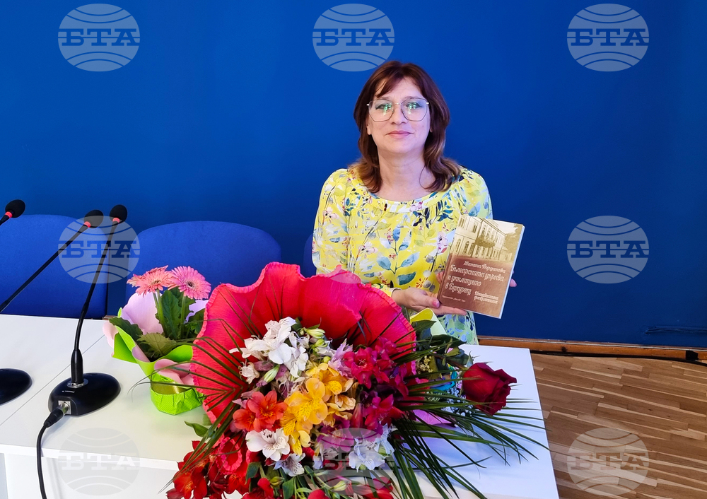 Журналистката Жанета Йорданова представи в Русе книгата си "Българската църква и училището в Букурещ. Неизвестни документи"