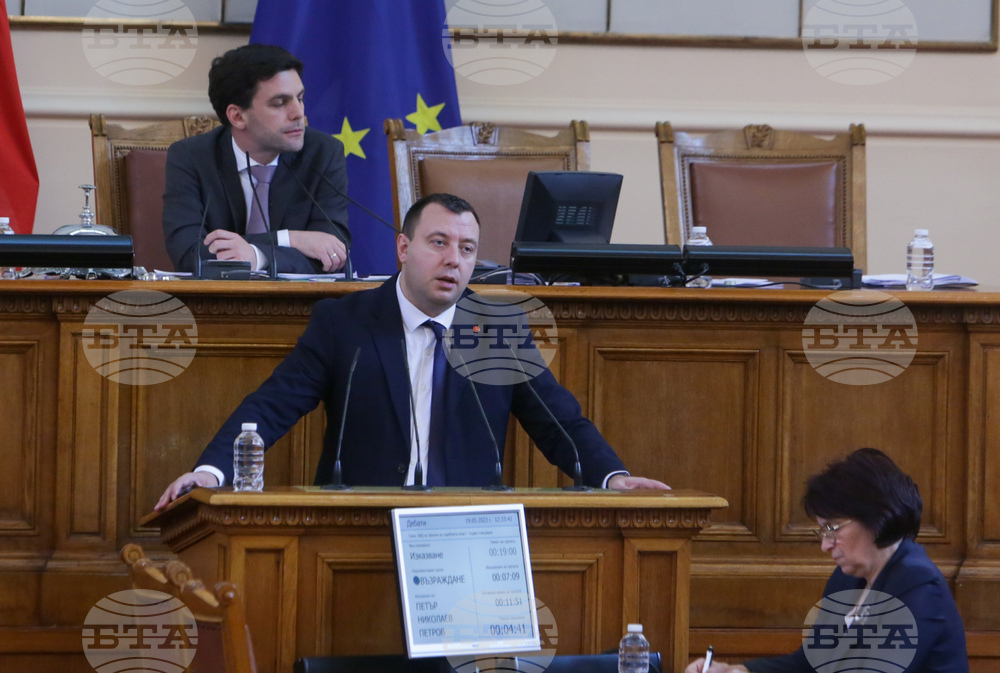 Парламент - заседание - Петър Петров