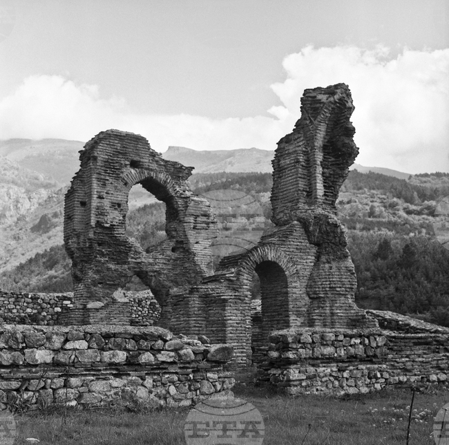 Еленската базилика и стари къщи в Пирдоп