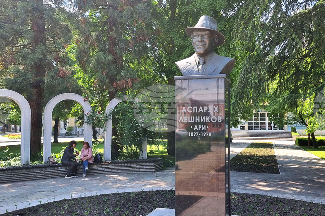 В печат е новата книга за Аспарух Лешников на д-р Веселина Узунова
