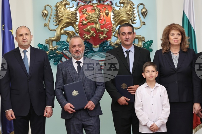 Президент - български документи за самоличност - връчване