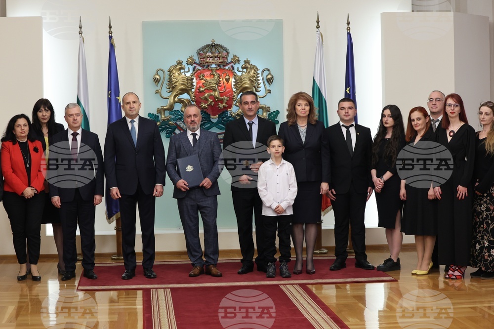 Президент - български документи за самоличност - връчване