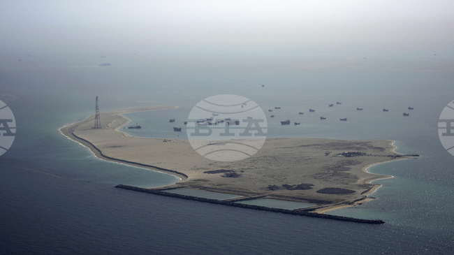 Стотици танкери са се струпали в Персийския залив след обявеното от Иран затваряне на Ормузкия проток, съобщи Ройтерс