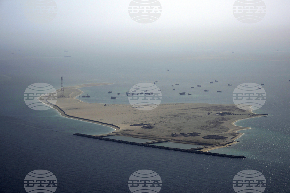 Стотици танкери са се струпали в Персийския залив след обявеното от Иран затваряне на Ормузкия проток, съобщи Ройтерс