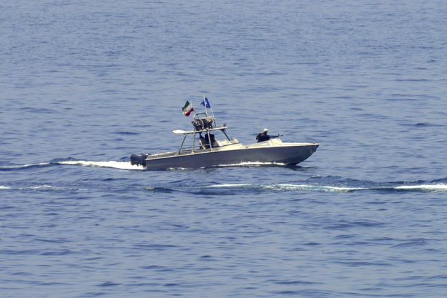ВМС на иранската Революционна гвардия представиха нови кораби, оборудвани с ракети с обсег от 600 км., съобщи Тасним