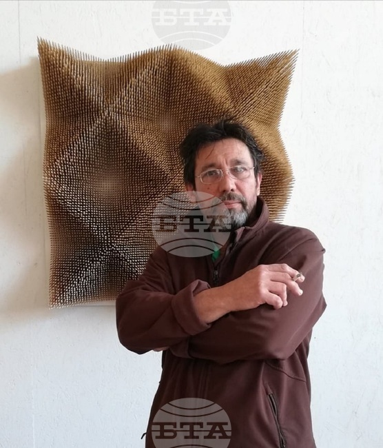 Скулпторът Даниел Мирчев представя творби, обединени от остротата на момента