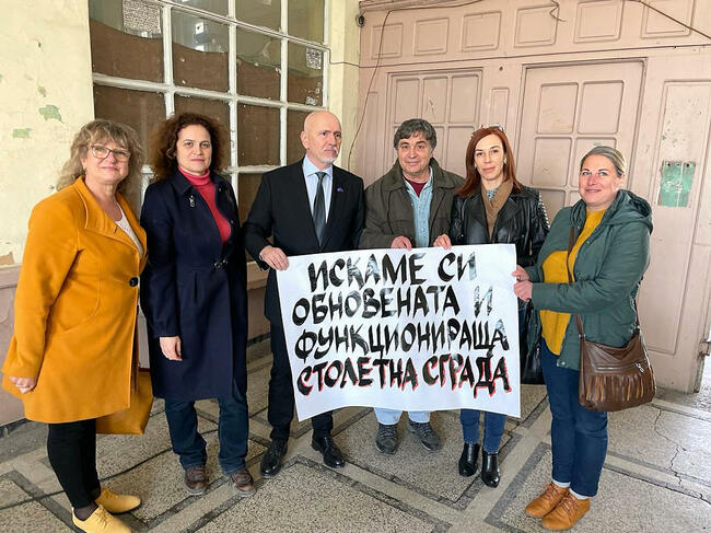 Министър Събев: Искаме да запазим и реставрираме сградата на жп гарата в Нова Загора