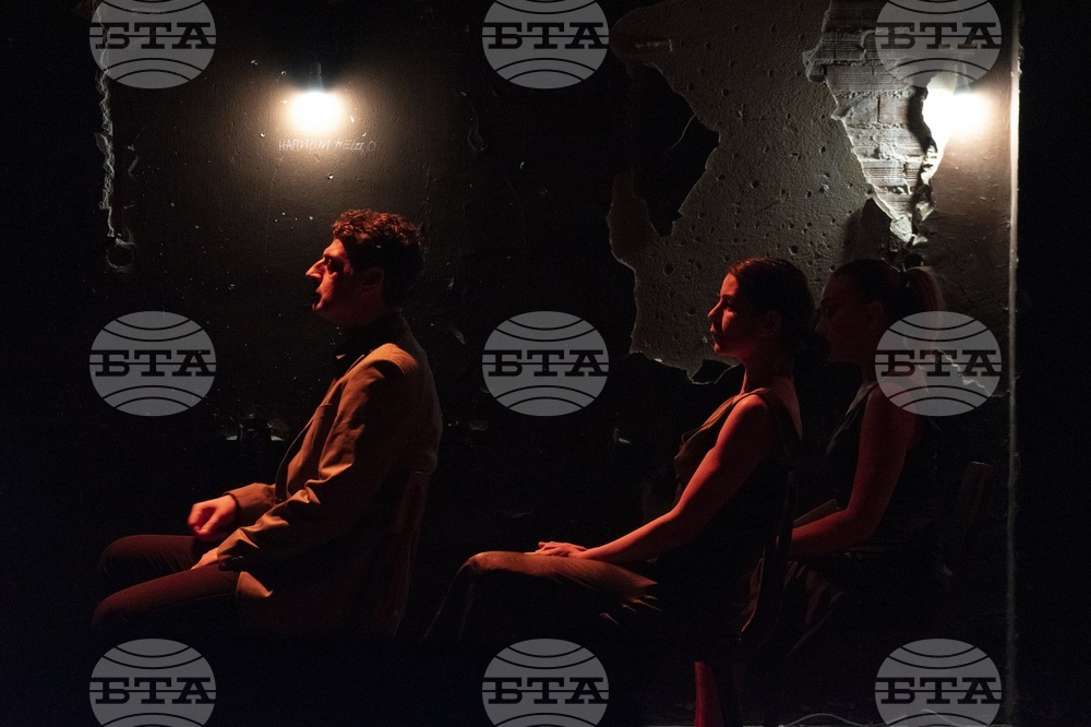 "Сцени на разсъмване" е изграден от личните преживявания на екипа на спектакъла