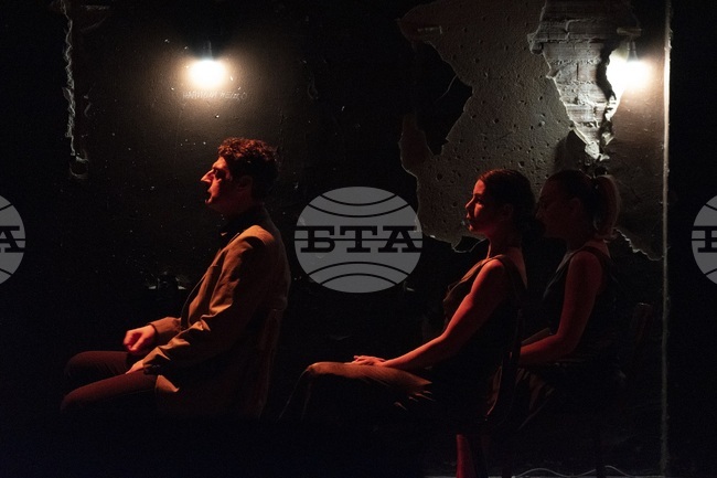 "Сцени на разсъмване" е изграден от личните преживявания на екипа на спектакъла