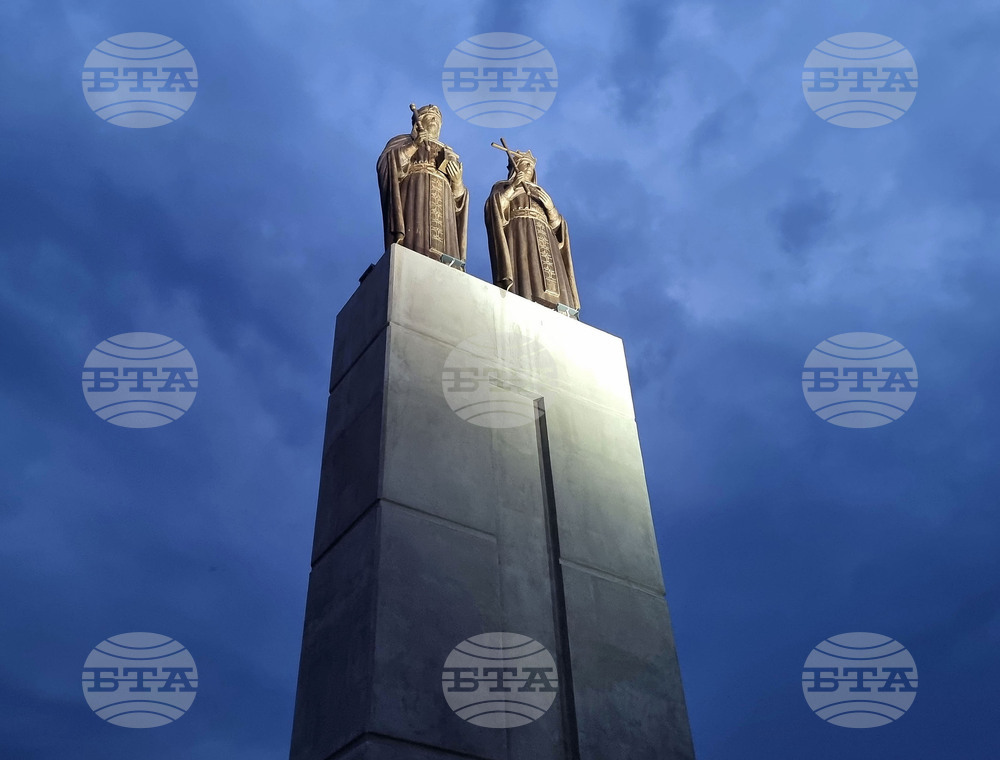 С тържествена церемония в Пазарджик бе открит 17-метров паметник на покровителите на града светите равноапостоли Константин и Елена