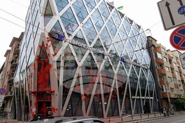 Сградата на Представителството на ЕК в България - изцапана с червена боя