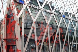 Сградата на Представителството на ЕК в България - изцапана с червена боя