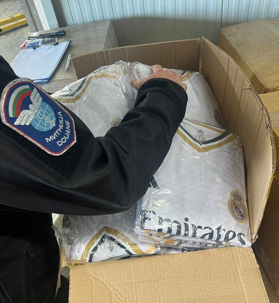 Агенция „Митници“: Над 75 000 „маркови“ стоки задържаха митническите служители на МП Капитан Андреево