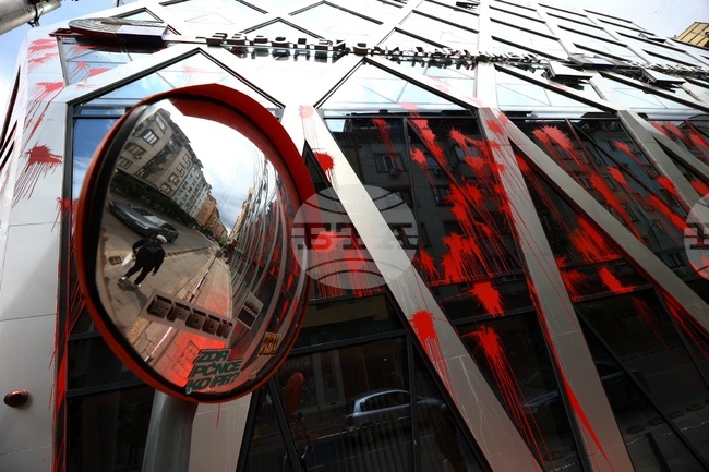 Сградата на Представителството на ЕК в България - изцапана с червена боя