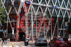 Сградата на Представителството на ЕК в България - червена боя - почистване