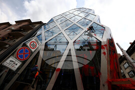 Сградата на Представителството на ЕК в България - червена боя - почистване