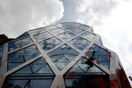 Сградата на Представителството на ЕК в България - червена боя - почистване