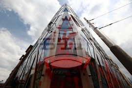 Сградата на Представителството на ЕК в България - червена боя - почистване