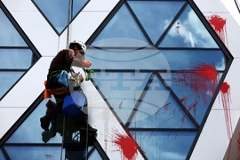 Сградата на Представителството на ЕК в България - червена боя - почистване