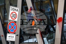 Сградата на Представителството на ЕК в България - червена боя - почистване