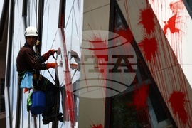 Сградата на Представителството на ЕК в България - червена боя - почистване