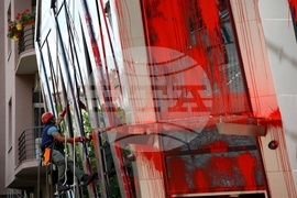 Сградата на Представителството на ЕК в България - червена боя - почистване