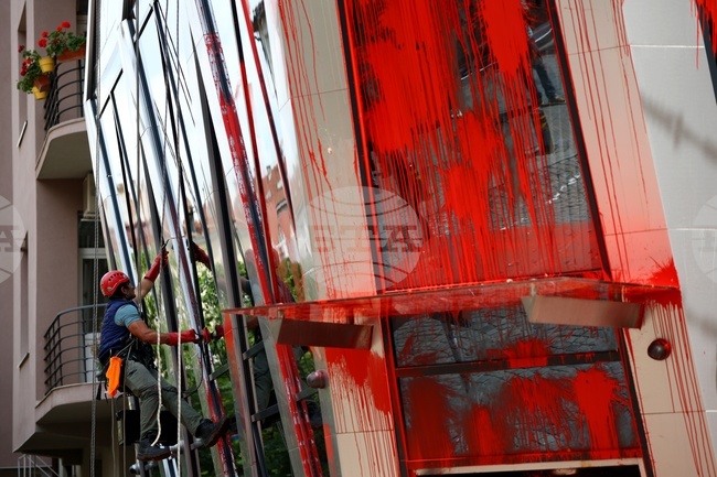 Сградата на Представителството на ЕК в България - червена боя - почистване