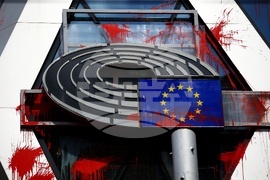 Сградата на Представителството на ЕК в България - изцапана с червена боя