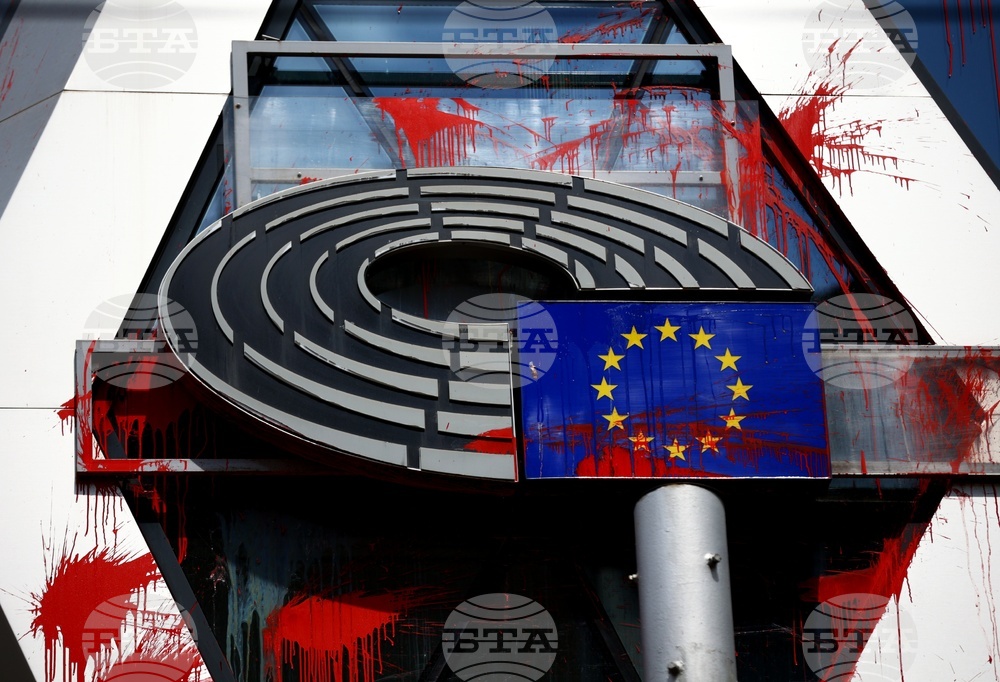 Сградата на Представителството на ЕК в България - изцапана с червена боя