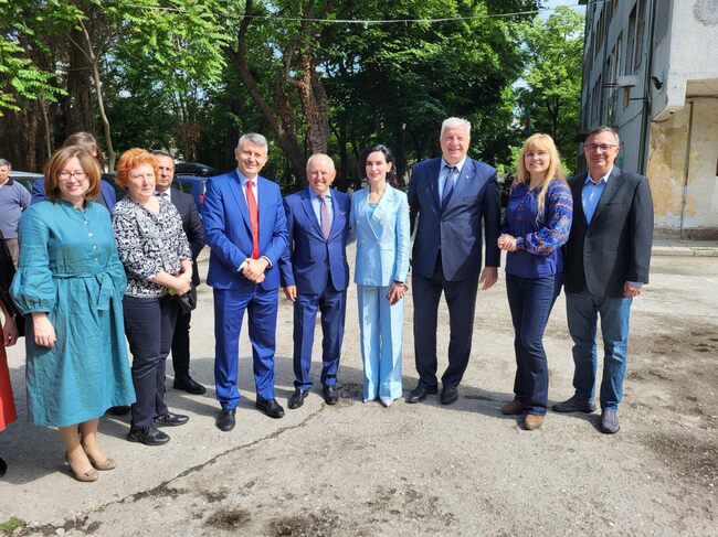 Кметът на Пловдив Здравко Димитров и украинският посланик Олеся Илашчук откриха Парк за изящни изкуства във „Втори дом"
