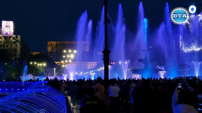 Симфония на водата събра стотици пред градските фонтани в центъра на Букурещ