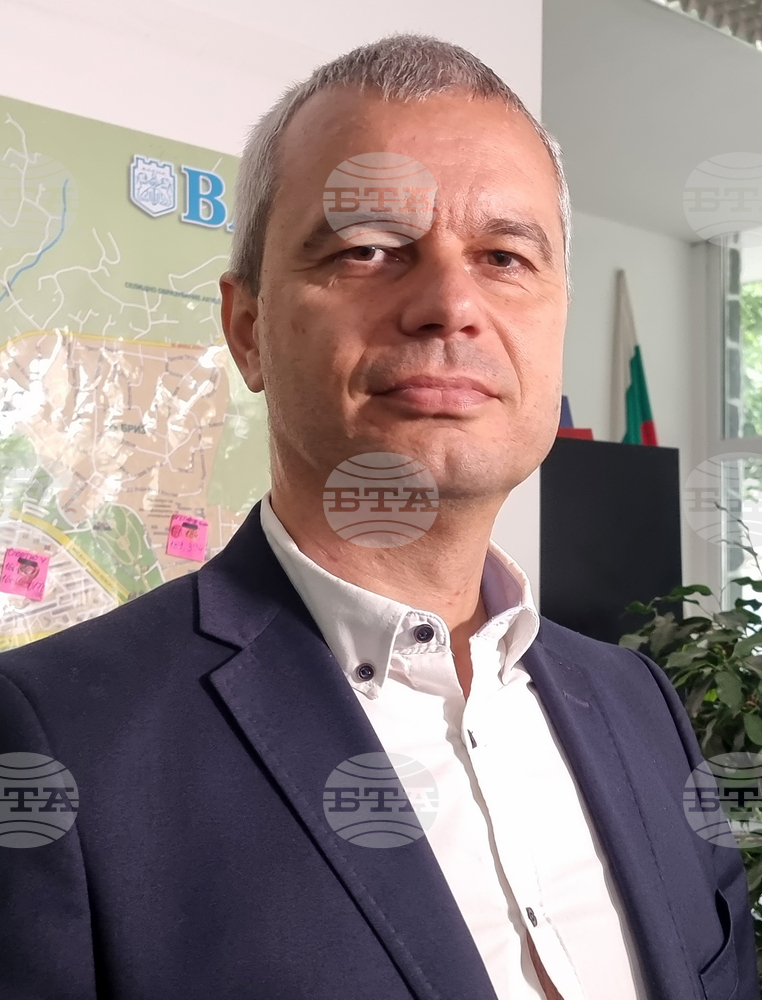 Когато има политическа криза, решението са нови избори, смята Костадин Костадинов