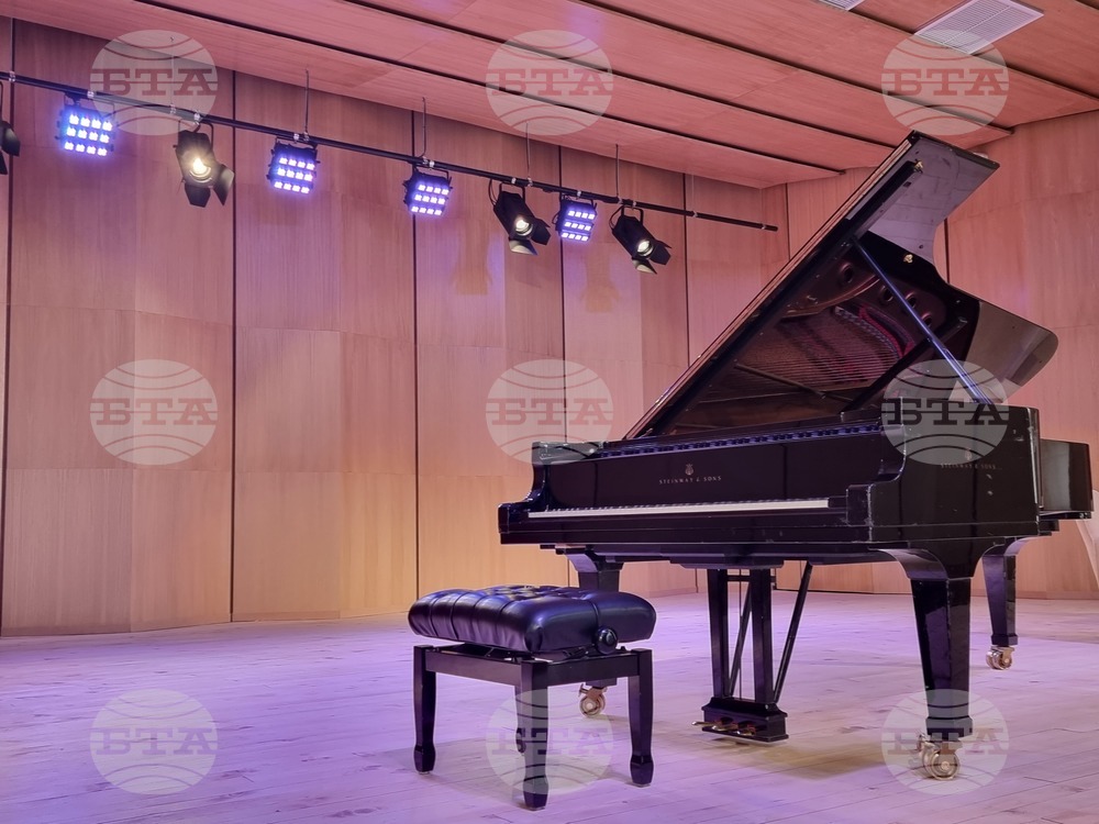 Благотворителна изложба в Бургас събира средства за нов концертен роял за музикалното училище