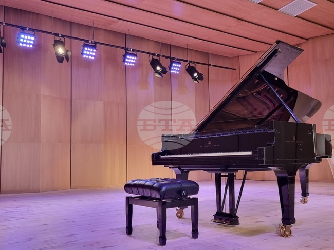 Благотворителна изложба в Бургас събира средства за нов концертен роял за музикалното училище