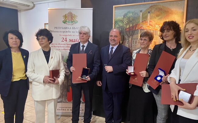 МК: Министър Найден Тодоров отличи артисти и дейци от различни области на културата за приноса им за развитието на българската духовност