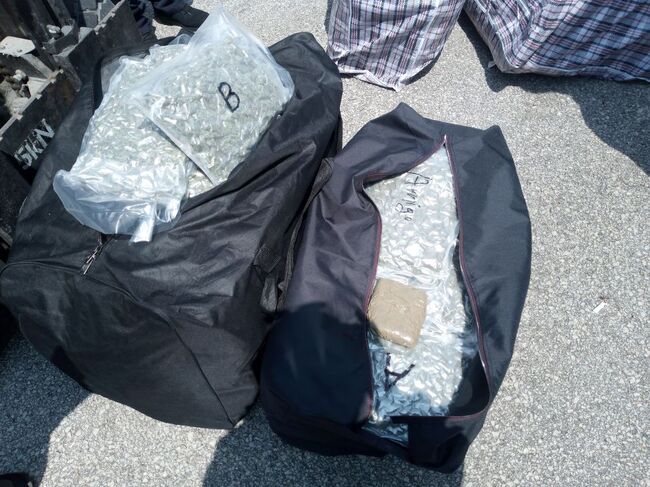 Агенция „Митници“: 123 кг. канабис в камион с месо задържаха митнически служители