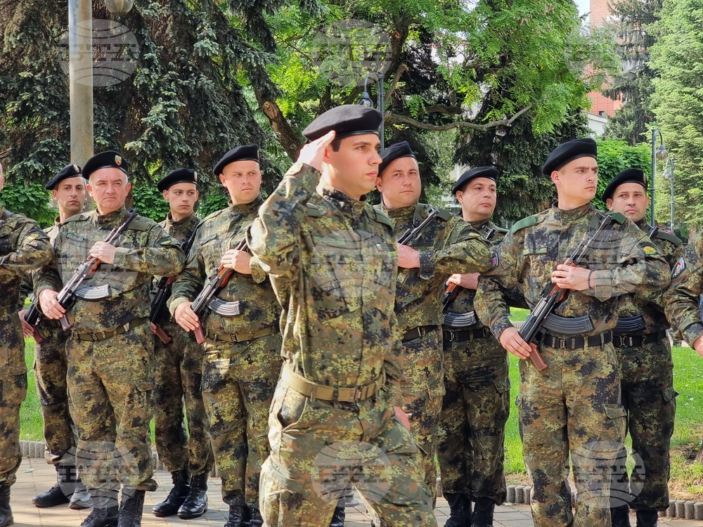 Ловеч - Панайот Пипков - барелеф
