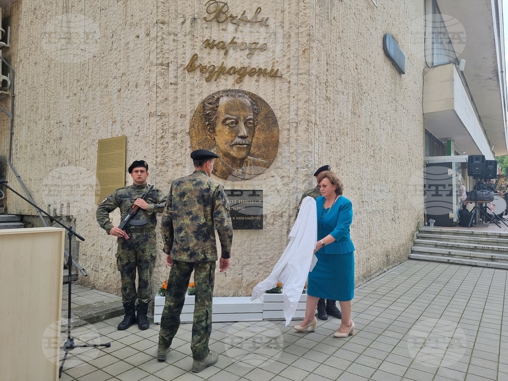 Ловеч - Панайот Пипков - барелеф