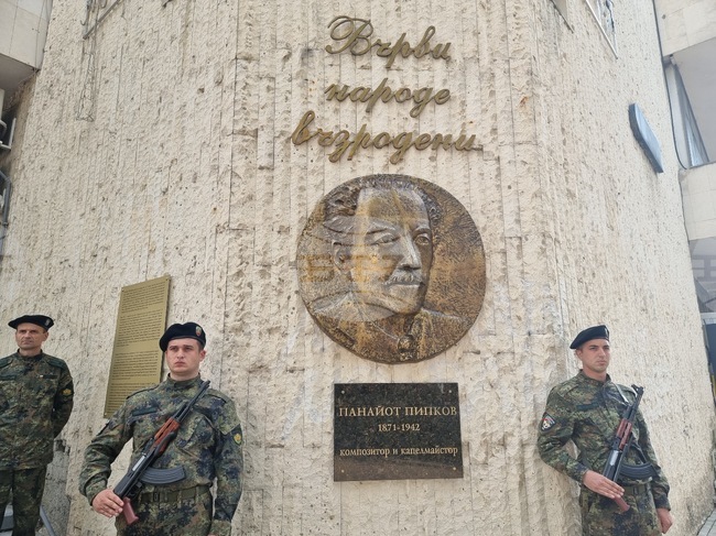 Ловеч - Панайот Пипков - барелеф