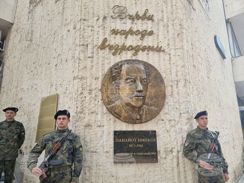 Ловеч - Панайот Пипков - барелеф