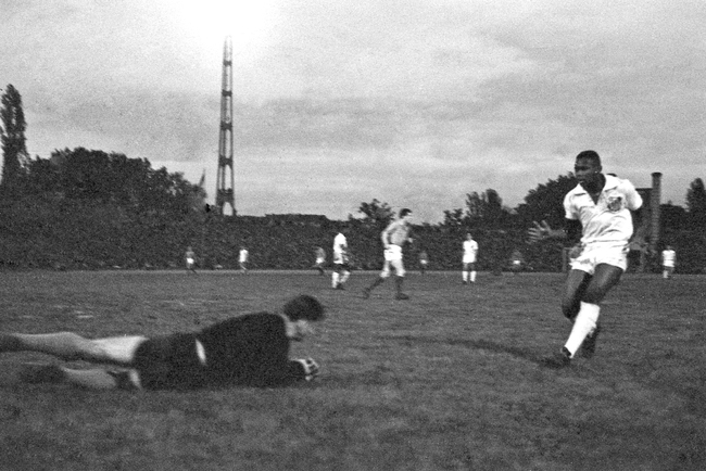 От София през 1959 г. започва европейското турне на бразилския отбор "Сантос", в който играе 18-годишният Пеле