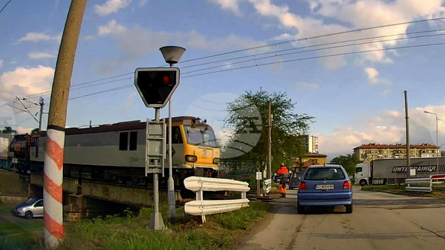 До 28 ноември се удължава промяната в движението в района на железопътния прелез в Казанлък по пътя към село Овощник