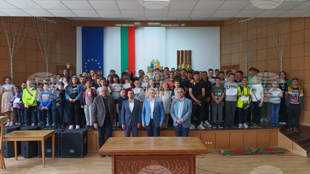 В навечерието на 24 май ученици, постигнали успехи на конкурси и състезания, получиха награди от Община Кубрат