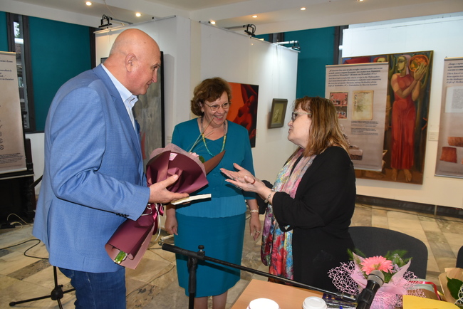 Община Ловеч: Поетесата Маргарита Петкова се срещна с многобройните си почитатели в Ловеч 