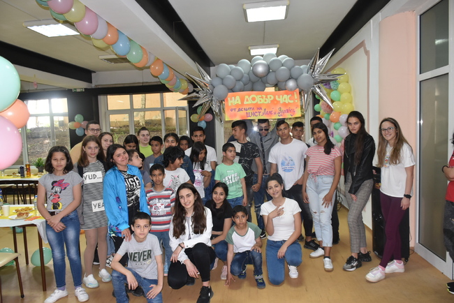 Община Ловеч: Празнично парти подариха абитуриентите от Математическата на децата от центровете за настаняване в Ловеч