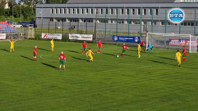 Български футболни звезди и румънски депутати изиграха приятелски мач в Букурещ