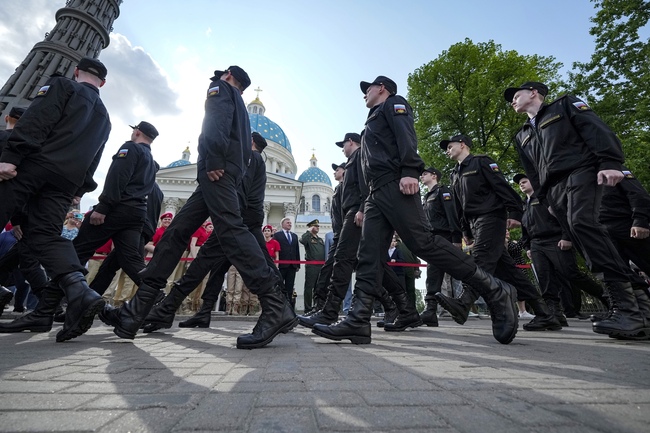 Кремъл се подготвя да попречи на потенциални наборници да напуснат Русия, твърди британското министерство на отбраната
