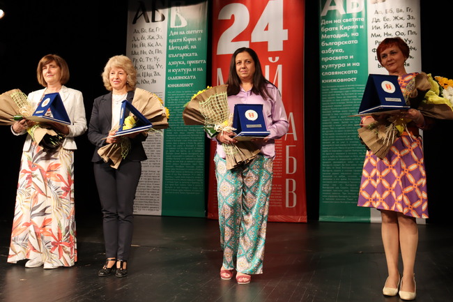Хасково отличи на празничен концерт най-изявените учители и културен деятел на годината 