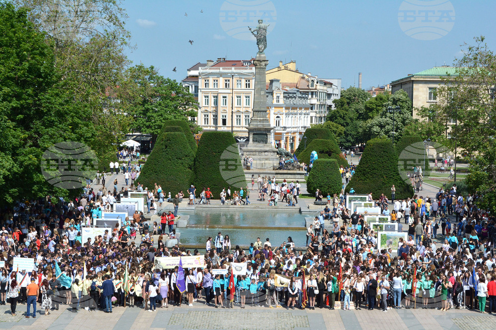 Thousands of Students, Teachers March in Ruse on May 24